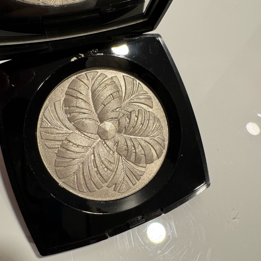 CHANEL Camélia de Plumes Compact